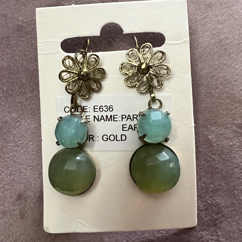 💜3/$20 NWT Gold-tone Earrings—Flower with 2 green stones dangling